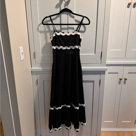 Elegant Black and White Maxi Dress - Picture 1 of 8